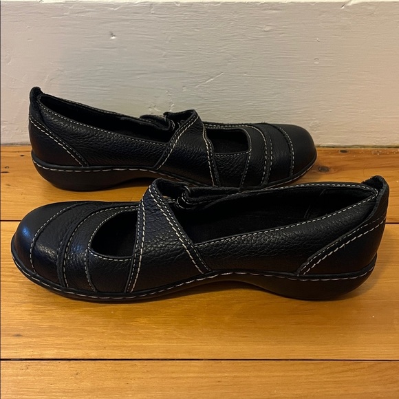 CLARKS Ashland Avenue Mary Jane Flats Shoes Black Leather Round Toe Velcro EUC - Picture 5 of 8